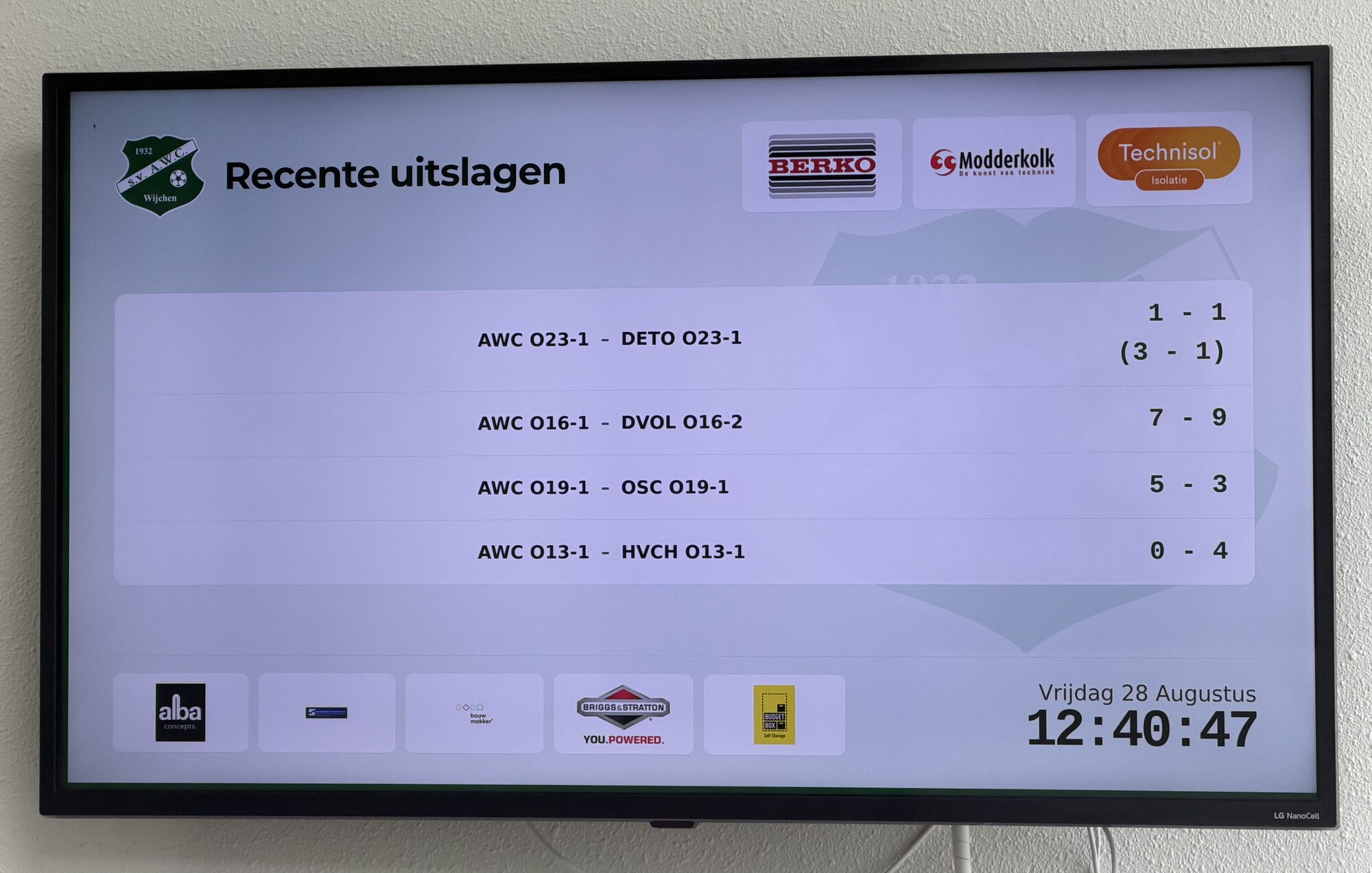Club TV met recente uitslagen op een fysiek scherm in het clubhuis